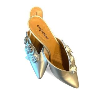Comfortview Metallic Silver Floral Mules slip on heels Size 8M.EUC  2 1/2” heel.